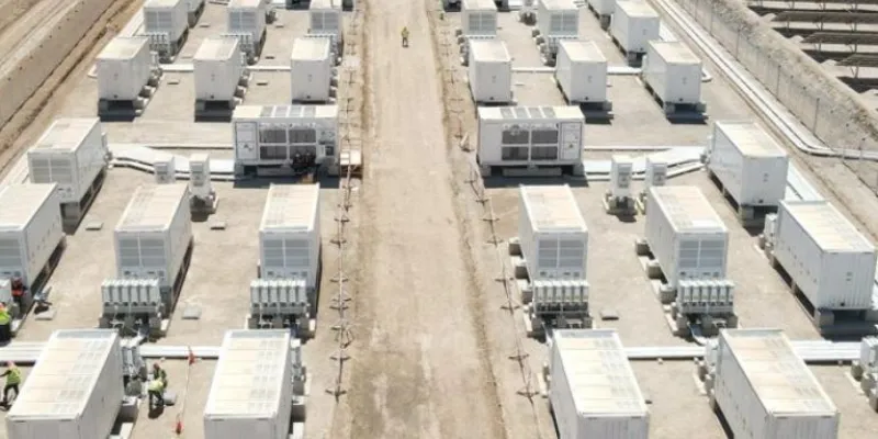 Engie energiza una batería hibridada con un parque fotovoltaico en el desierto de Atacama (Chile).