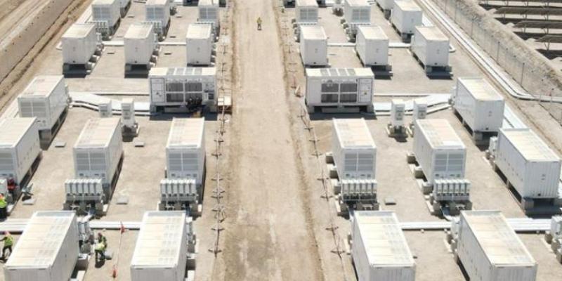 Engie energiza una batería hibridada con un parque fotovoltaico en el desierto de Atacama (Chile).