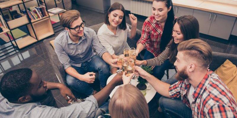 Estudiantes de Erasmus reunidos en un bar después de sus clases