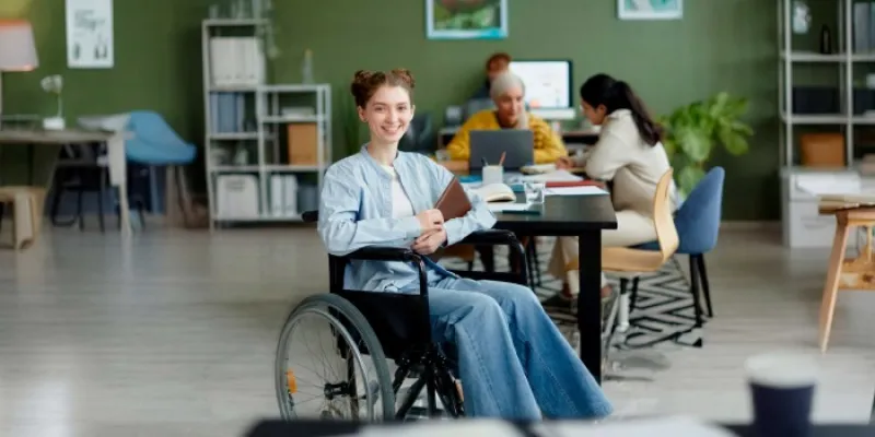 Estudiante en silla de ruedas 