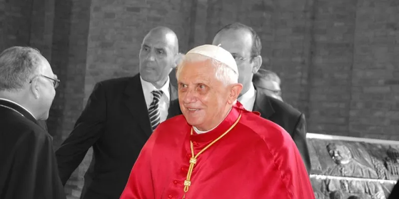 Benedicto XVI en una reunión 