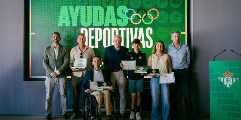 Deportistas galardonados y autoridades