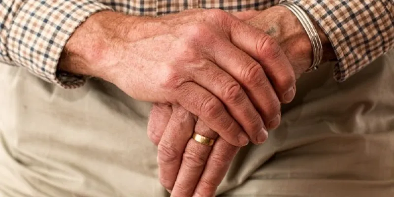 Manos de persona con 80 años