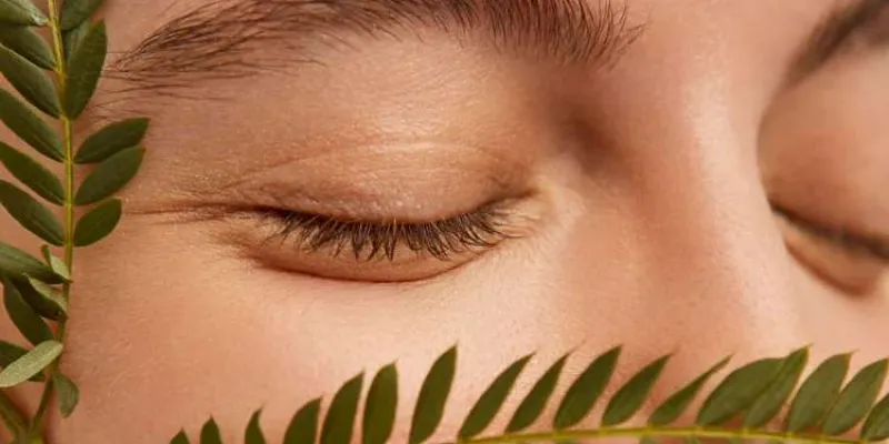 Rostro de una chica cuidando su piel