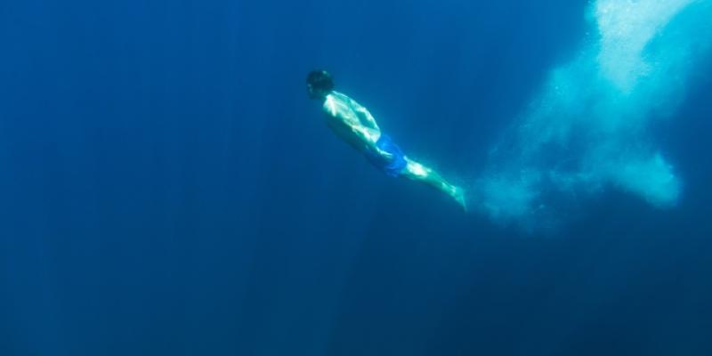 Hombre practicando buceo