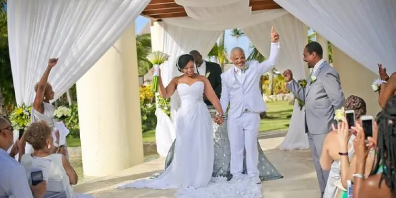 Novios recién casados en su boda