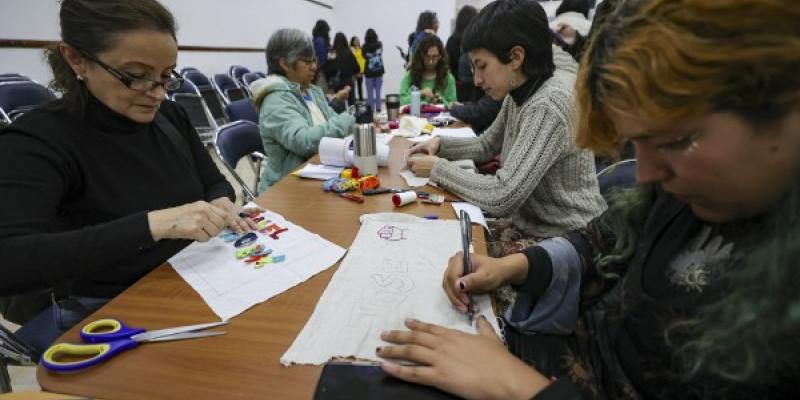 Personas participan en una actividad de bordado denominada 'No me olviden', en conmemoración por los 50 años del golpe de Estado en Argentina, en la Facultad de Comunicación