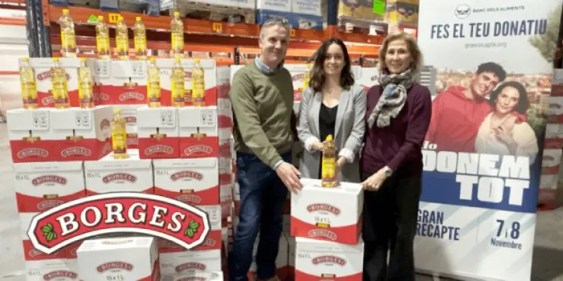 Acto de entrega de la donación de aceite al Banc dels Aliments 