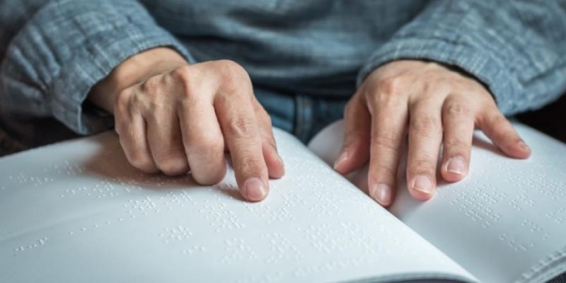 Unas manos leyendo en braielle 