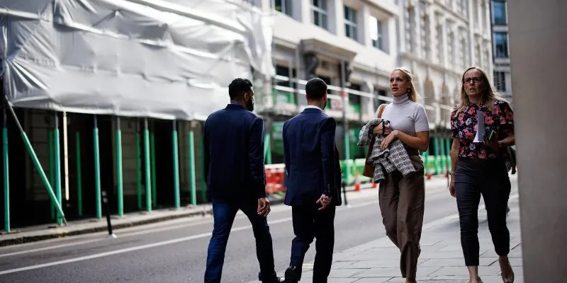 Foto de mujeres y hombres caminando en la calle. 