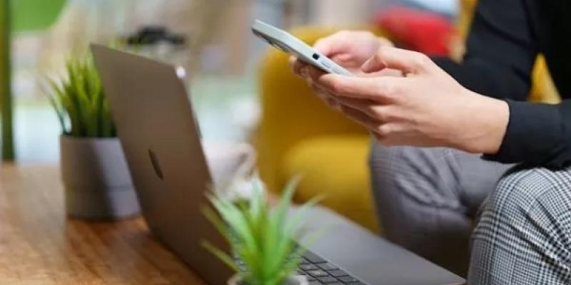 Manos de una persona con el teléfono móvil