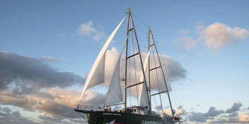 Buque Rainbow Warrior que lucha contra los combustibles fósiles