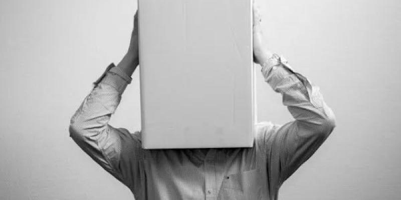 Hombre con una caja en la cabeza