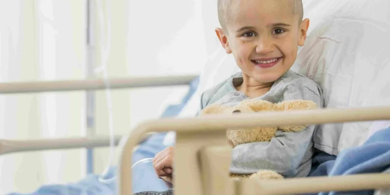 Un niño con cáncer en un hospital