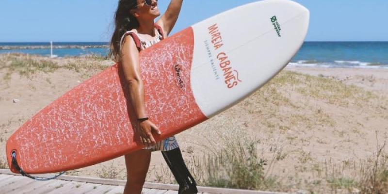 Mireia Cabañes con una tabla de surf 