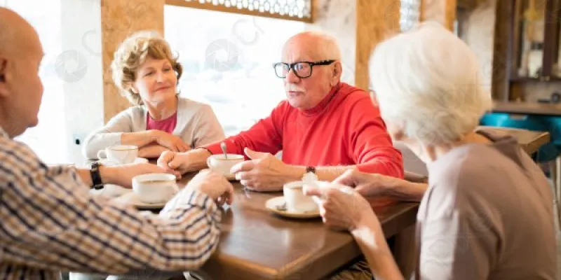 Personas mayores cuidando de su salud mental socializando.