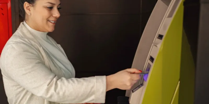 Mujer sacando dinero del cajero automático
