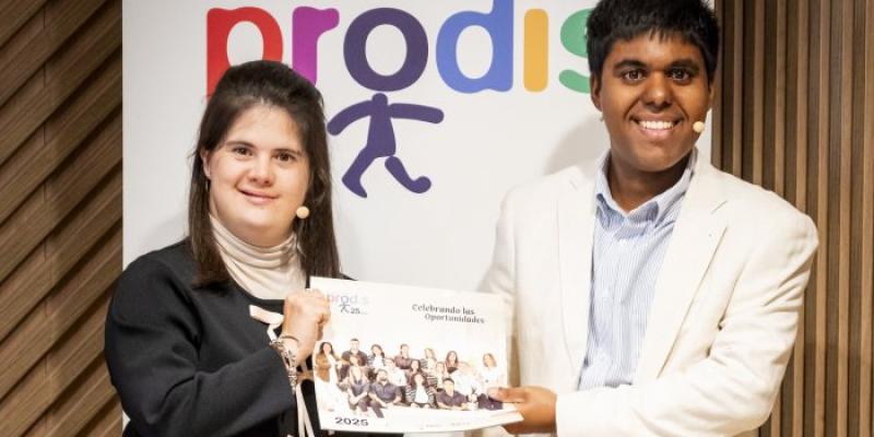 María y Manu, dos jóvenes con discapacidad intelectual, posan con el calendario 