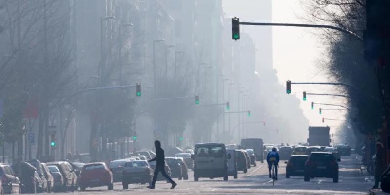Vista panorámica del tráfico pesado en la ciudad. 
