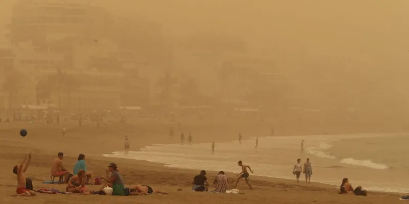 La calima lleva a Canarias récords de calor y rachas de viento de 163 km/h.