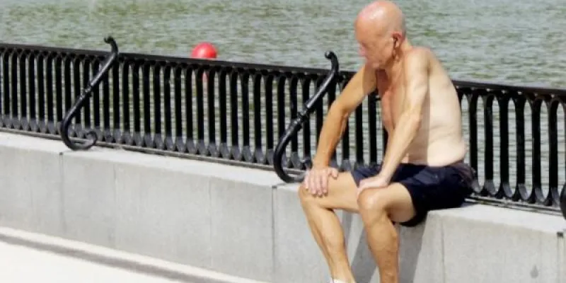 Un hombre descansa durante un día con calor