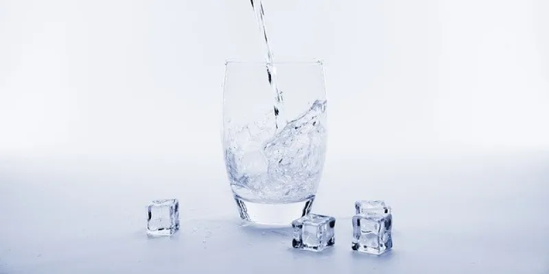 Vaso de agua con hielo