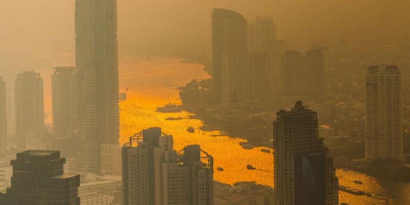 Una capa de polución se ve sobre el Chao Phraya river en Bangkok.