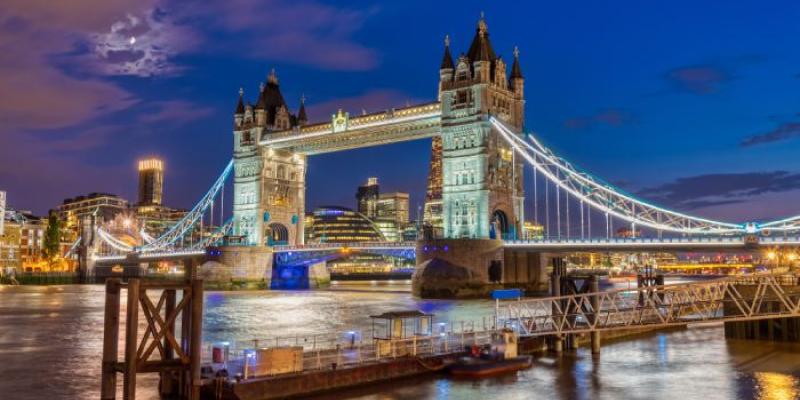 El Tower Bridge iluminado en Londres