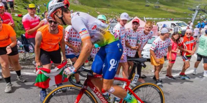 El ciclista Valentin Ferron asciende el Tourmalet en el Tour de Francia de 2023