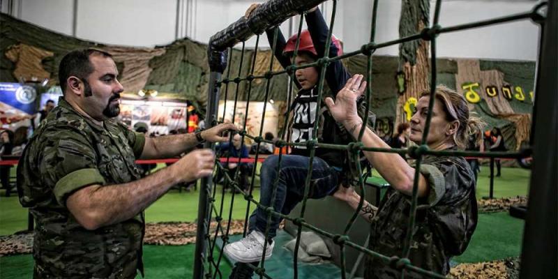 Un niño, en el estand del Ejército en el salón de la infancia de Barcelona, en el 2015. / JOAN CORTADELLAS - EL PERIÓDICO