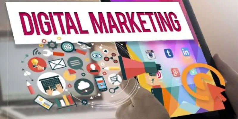 Manos de una persona utilizando una tablet para hacer marketing digital