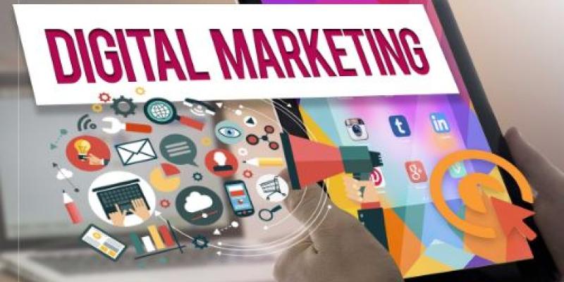 Manos de una persona utilizando una tablet para hacer marketing digital