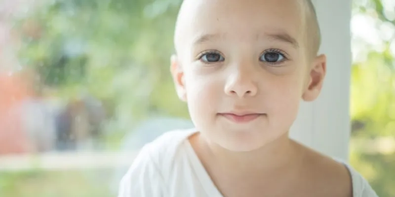 Un niño sometido a quimioterapia al regreso a su casa