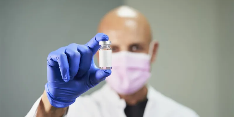 Científico enseñando la vacuna del cáncer de pulmón