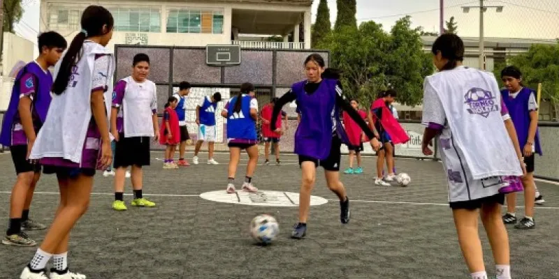 Entrenamiento de fútbol en Cancha Violeta, en San Pedro Xalostoc, Ecatepec, Estado de México, Mayo 2025.
