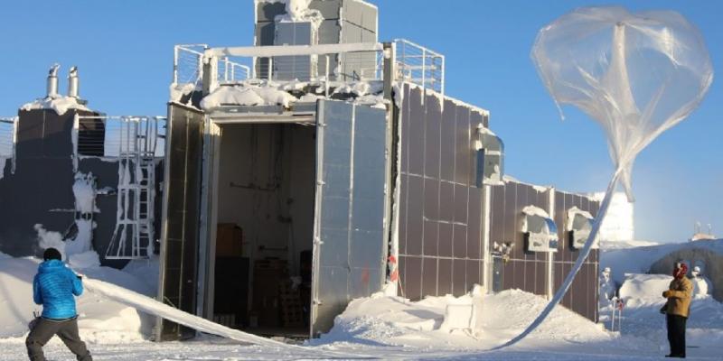 Científicos lanzan una sonda de ozono, un higrómetro de punto de congelación y un contador de partículas de aerosol en un globo en la estación Amundsen-Scott (Antártida) 