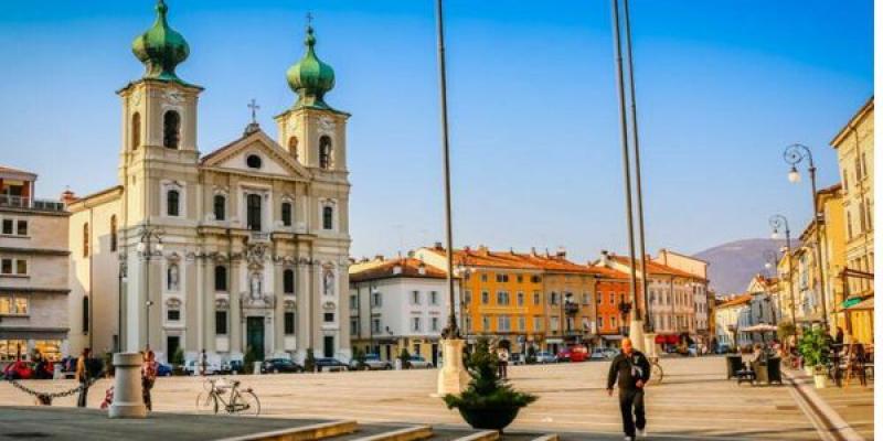 a plaza de la Victoria se encuentra en una de estas dos ciudades 