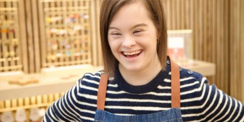 Carmela, la joven con Síndrome de Down que ha creado su propia marca de joyas