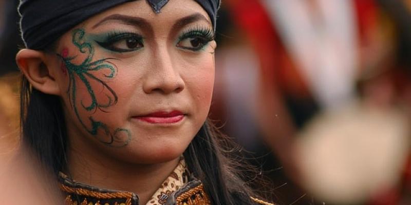 Niña disfraza en el carnaval