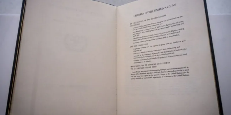 Copia original de la Carta de las Naciones Unidas en exhibición en la sede de la ONU en Nueva York.