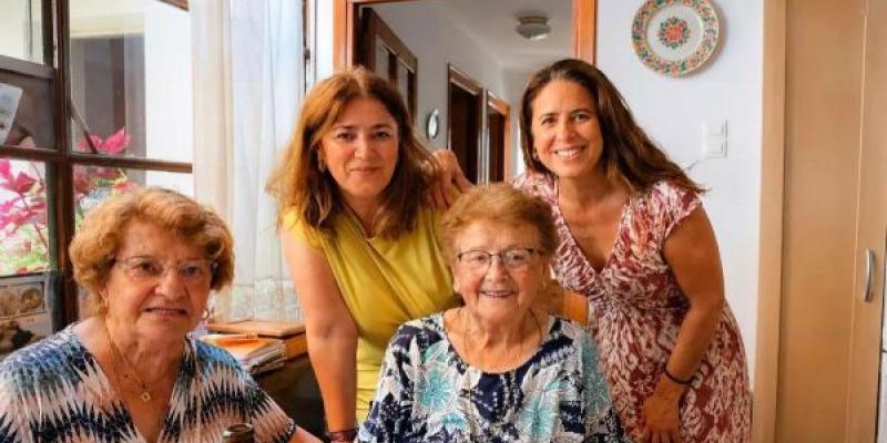 Felisa, en el centro, con familiares y amigas