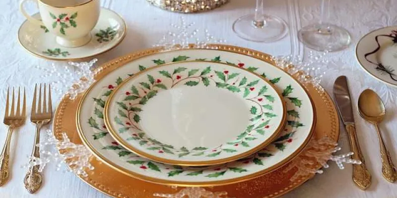 Platos navideños en la mesa preparada para la cena de Nochebuena