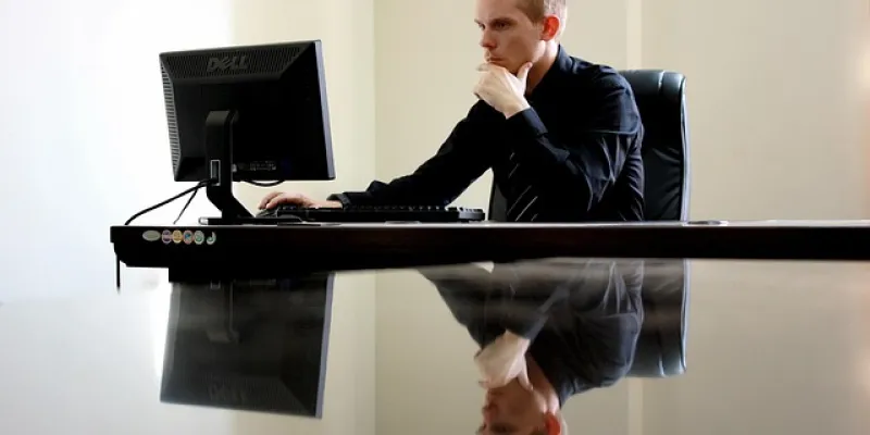 CEO trabajando con su ordenador 