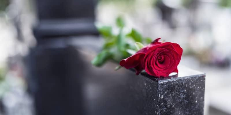 Imagen de una rosa en una tumba/Quiero Cuidarme DKV Despedirnos de nuestros seres queridos