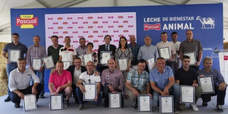 Ganaderos y Tomás Pascual con el certificado Bienestar Animal AENOR Conform