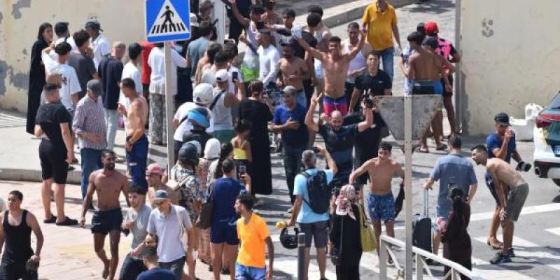 Numerosos migrantes rompen el cordón policial en Ceuta camino del interior de la ciudad autónoma