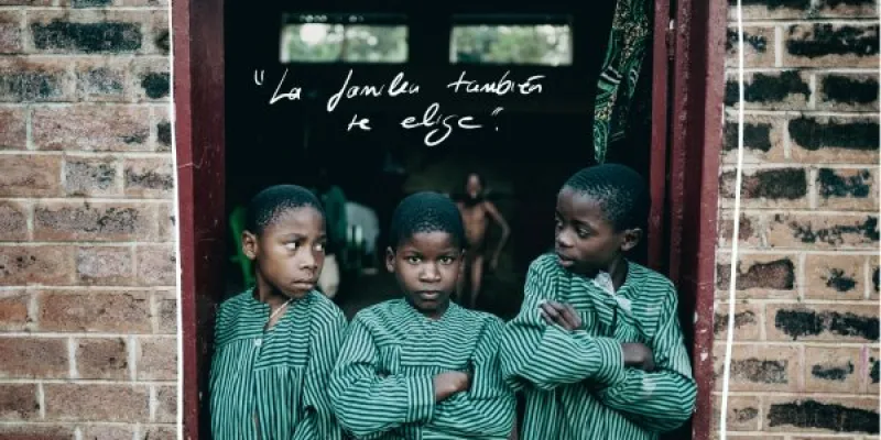 Tres niños en el orfanato de Chezi