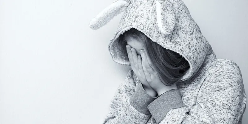 Chica triste que sufre ciberacoso