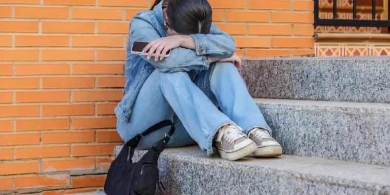 Chica triste sufriendo ciberbullying