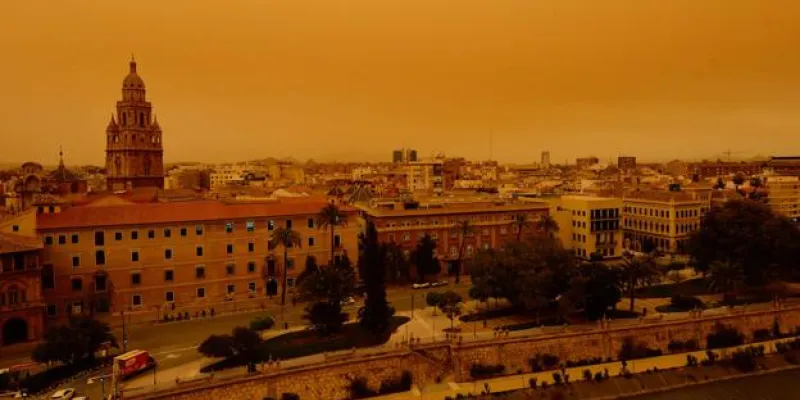 Imagen áerea del casco histórico de Murcia, con la silueta de la Catedral sobresaliendo sobre las azoteas, en medio de la calima.